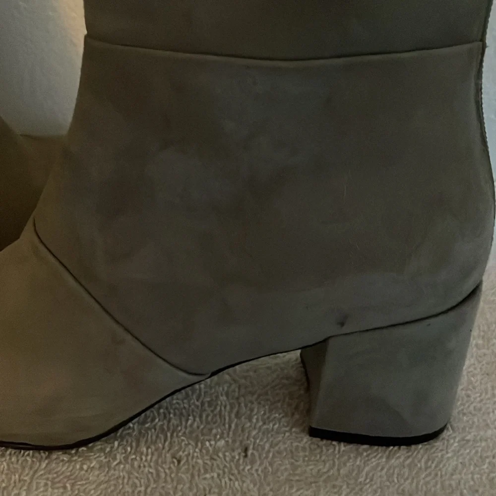 Kenneth Cole Genuine Suede Leather Ankle Boots Booties Lt. Grey Block Heel